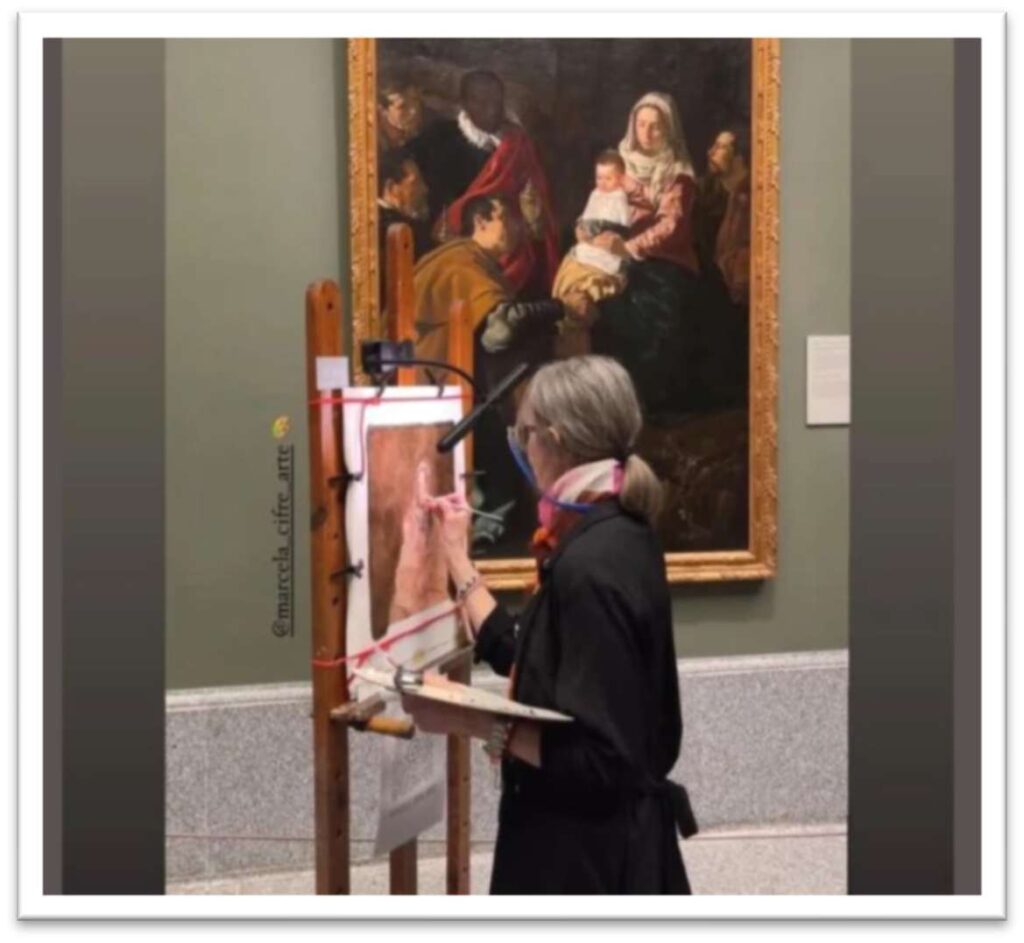 En acción: La artista argentina trabaja sobre su caballete frente a una obra original Además, la artista anunció una nueva exposición de sus obras en Casa Borges, en Adrogué, prevista para julio de este año, donde invitará al público a participar y conocer de cerca su universo artístico.